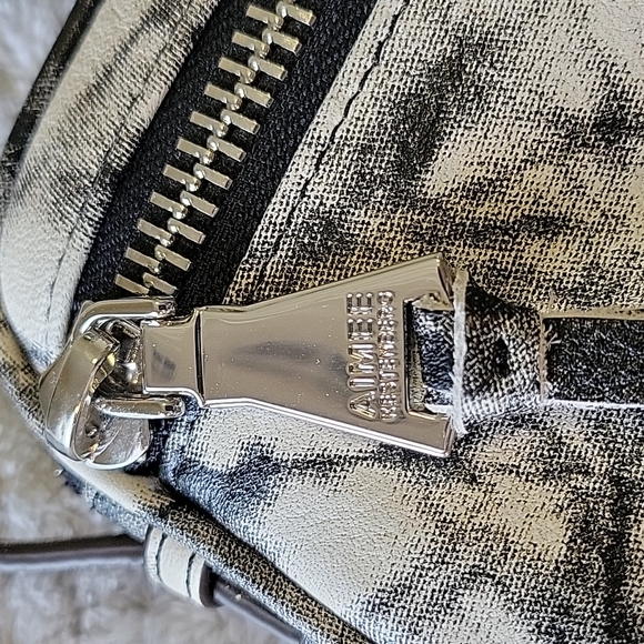 TyeDieCrossbody - Picture 9 of 9